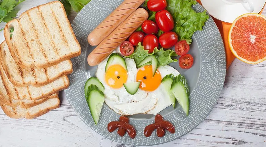 В меню у ребенка каждый день должны быть овощи и фрукты, зерновые, молочные продукты, белок - мясо, рыба и яйца.