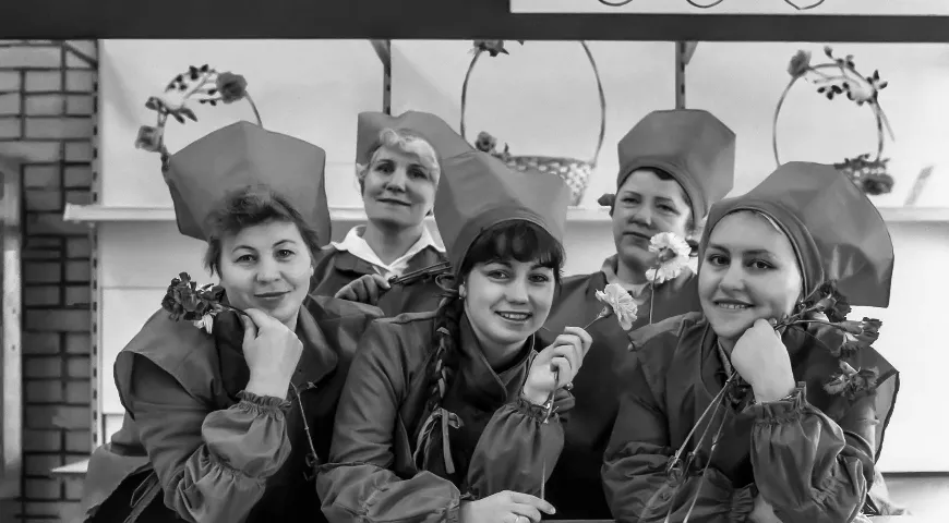 Продавцы отдела «Цветы» магазина «Грузия». Фото В. Соболева. Москва, март 1987 г.
