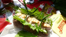 Хот-дог с сочным капустным салатом 