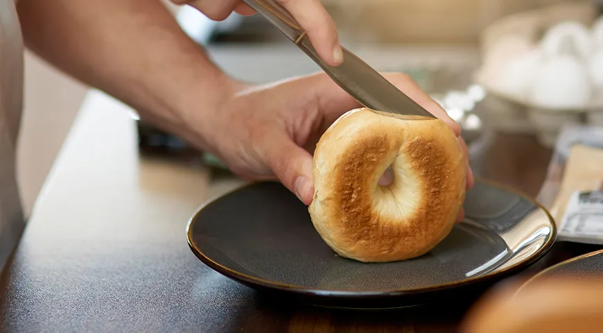 Бейгл принято разрезать горизонтально, вертикальный способ считается дурным тоном среди последователей традиций