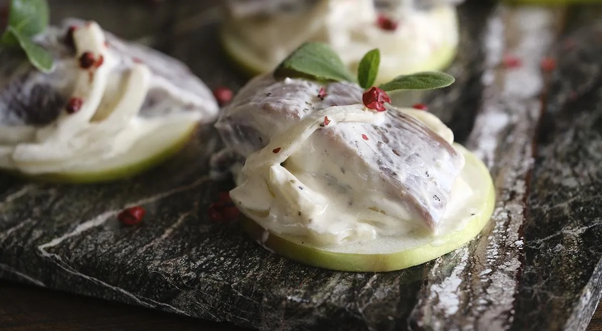 Закуска из селедки с яблоками и сметаной