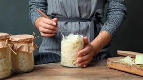 7 рецептов хрустящей маринованной капусты на зиму в банках: быстрого приготовления, со свеклой, чесноком, болгарским перцем