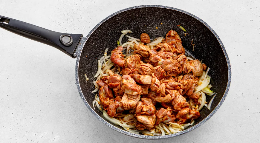 Куриные желудки в соевом соусе на сковороде