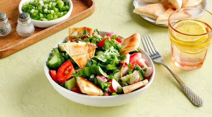 Салат «Фаттуш» с жареной лепешкой, рецепт с салатом романо