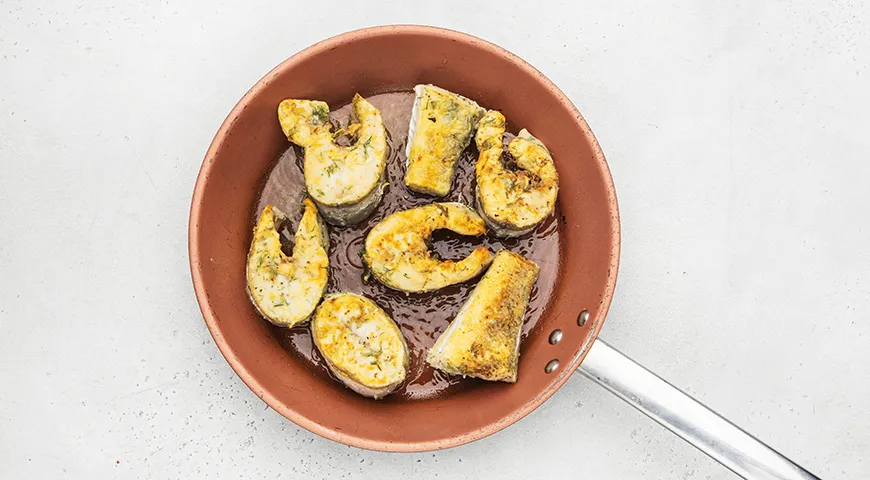 Судак с луком на сковороде