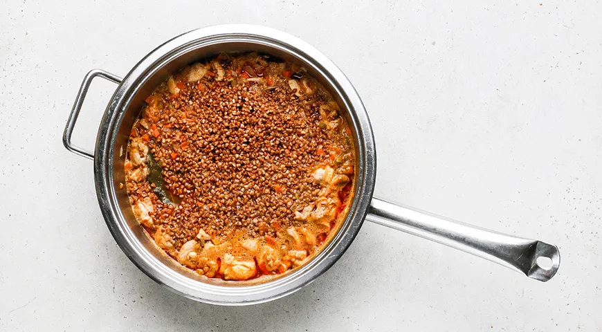 Курица с гречкой и сметаной на сковороде