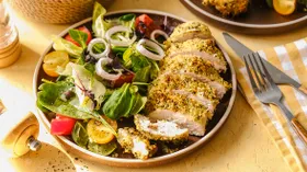 Запеченное куриное филе в панировке из сухарей и сыра
