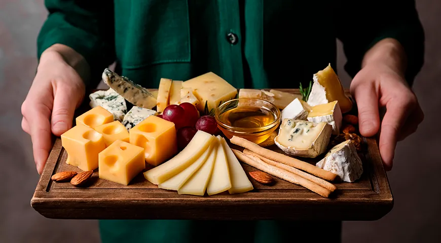 Сыры относятся к универсальным закускам, подходящим как к вину, так и к коньяку или коктейлю