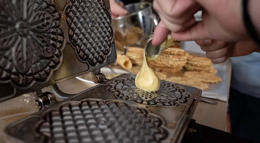 Современный рецепт голландских вафель включает муку, масло, сахар, дрожжи, яйца, молоко и корицу