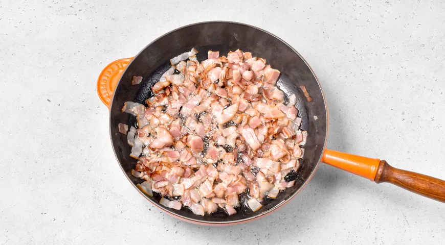 Жареная картошка с беконом и яйцом