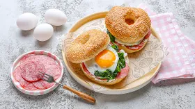 Бейгл с яйцом и колбасой