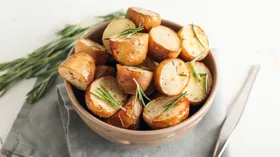 Стало известно, почему молодой картофель и полезнее, и вреднее «старого»