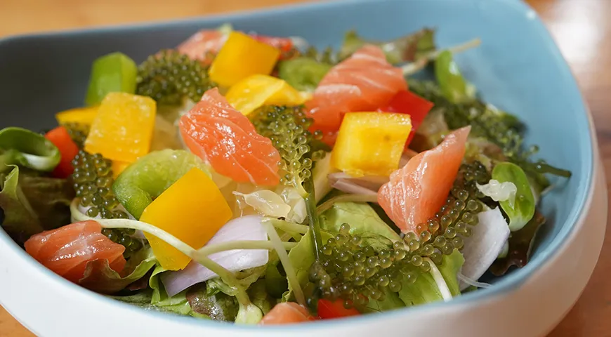 Овощной салат с лососем и морским виноградом