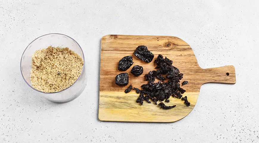 Медовик с черносливом и грецкими орехами