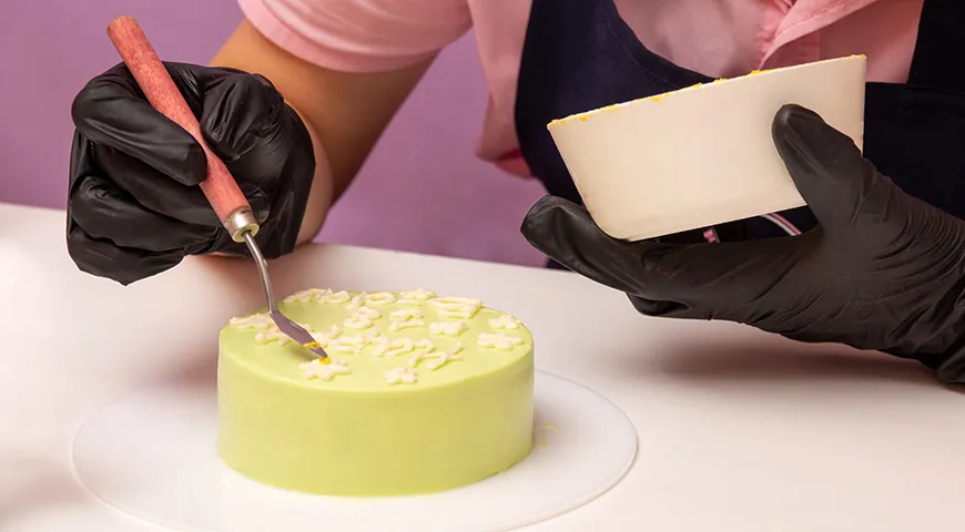 Обычно на бенто-торты наносят узоры из крема, тематические поздравительные надписи. Высокие и объемные изображения невозможны — не закроется коробочка