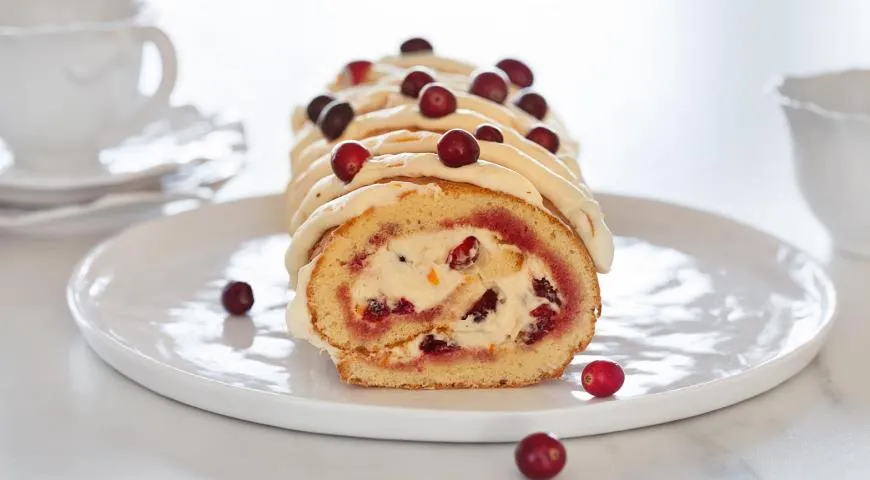 Рулет с клюквой и апельсиновым маскарпоне