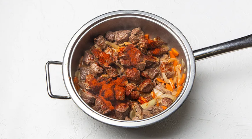 Тушенная картошка с мясом на сковороде