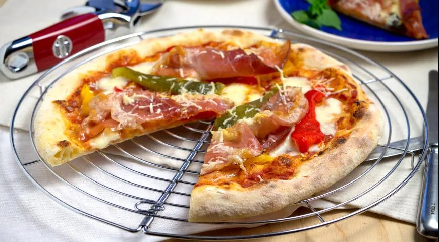 Рецепт пиццы с запеченными перцами и шпеком