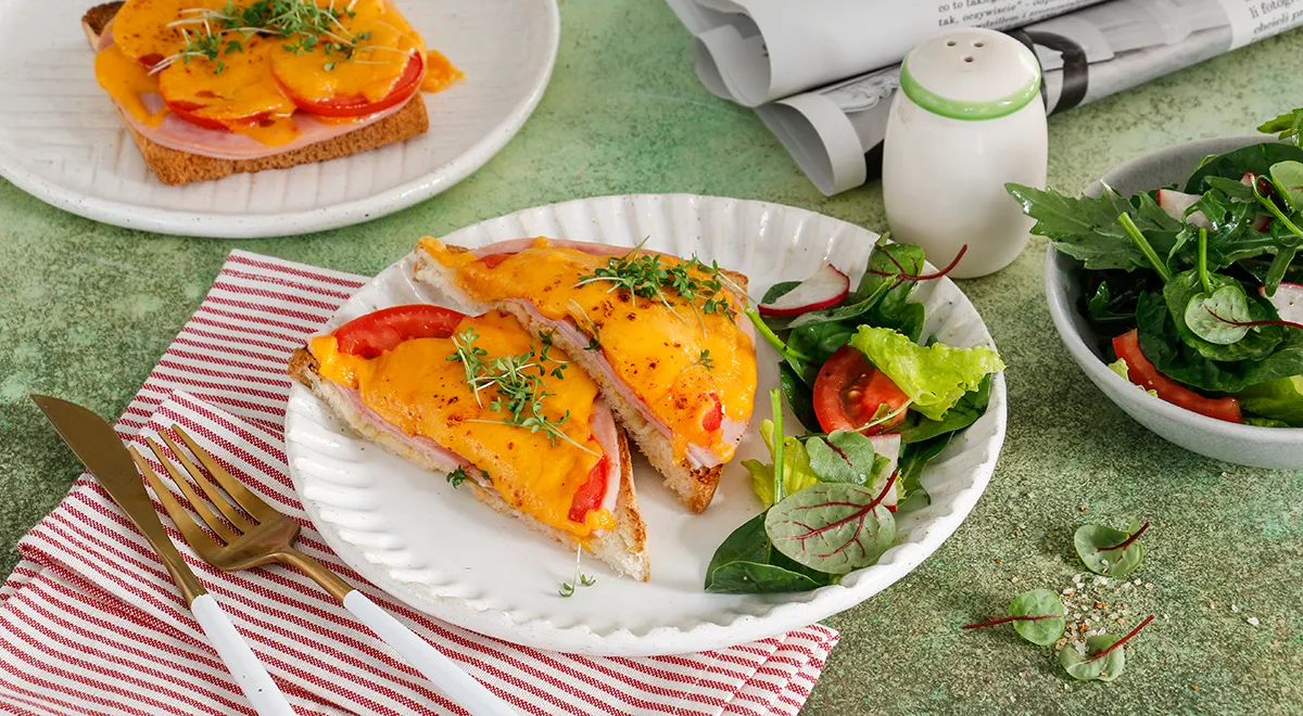 Горячие бутерброды с колбасой, сыром и помидорами в духовке