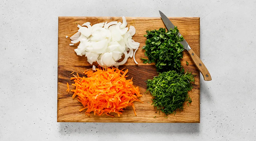 Капуста с луком и морковкой на сковороде по-домашнему