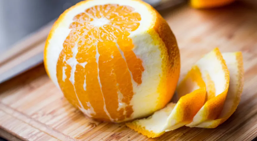 Другой вариант этого способа – резать апельсин сразу глубоко. Тогда получатся дольки с кожурой, что может быть удобно для сервировки в стиле шведского стола