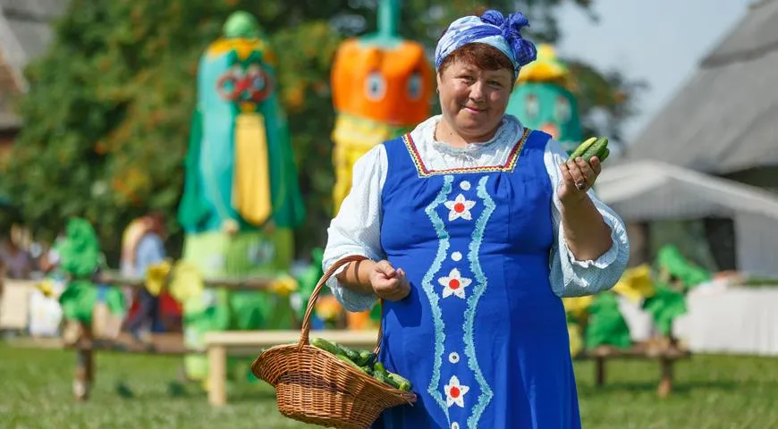 тетя с огурцом на фестивале огурца