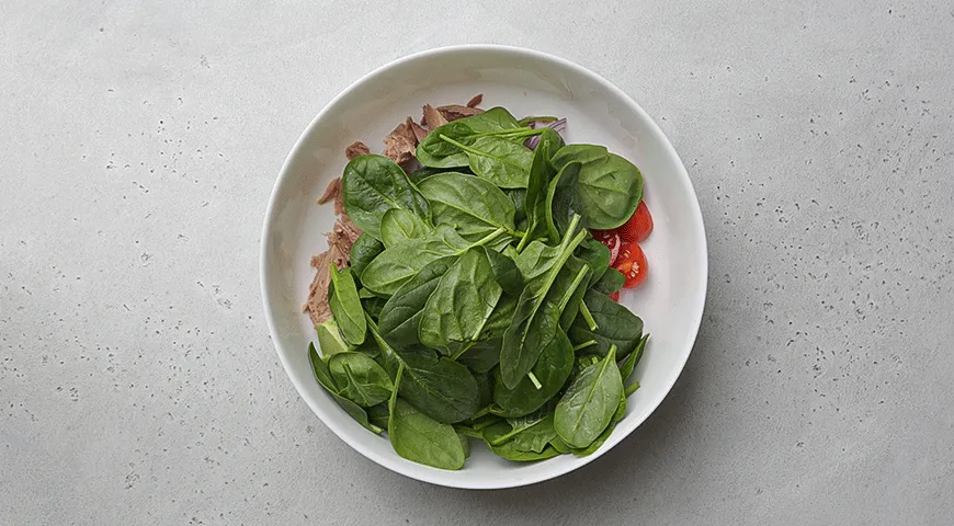 Салат с тунцом и шпинатом