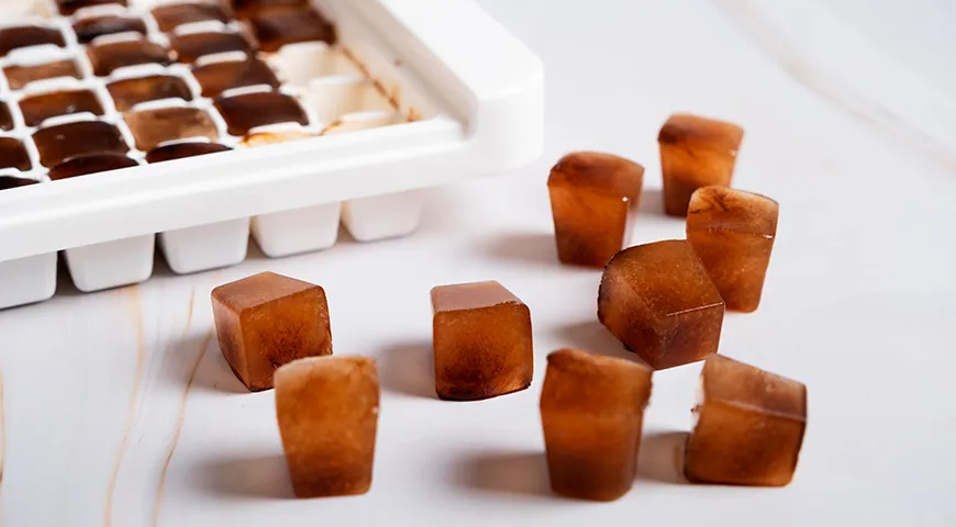 Чтобы айс латте не становился водянистым, бариста рекомендуют вместо обычного льда использовать замороженные кофейные кубики