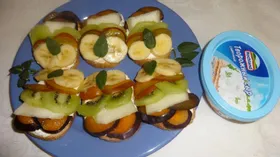 Бутерброды с творожным сыром и фруктовым ассорти