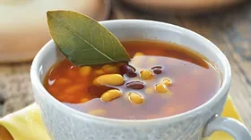 Сборный суп из бобовых с чесноком и помидорами