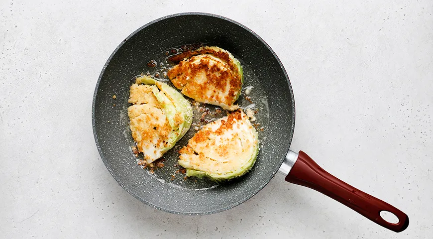 Молодая капуста, обжаренная в яйце