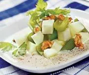 Салат из яблок с сельдереем и орехами