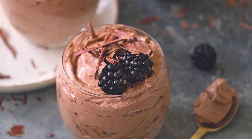 Шоколадный мусс в стакане