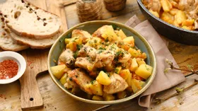 Тушенная картошка с курицей в сковороде