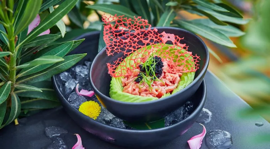 Тартар из тунца акаме с икрой тобико и авокадо