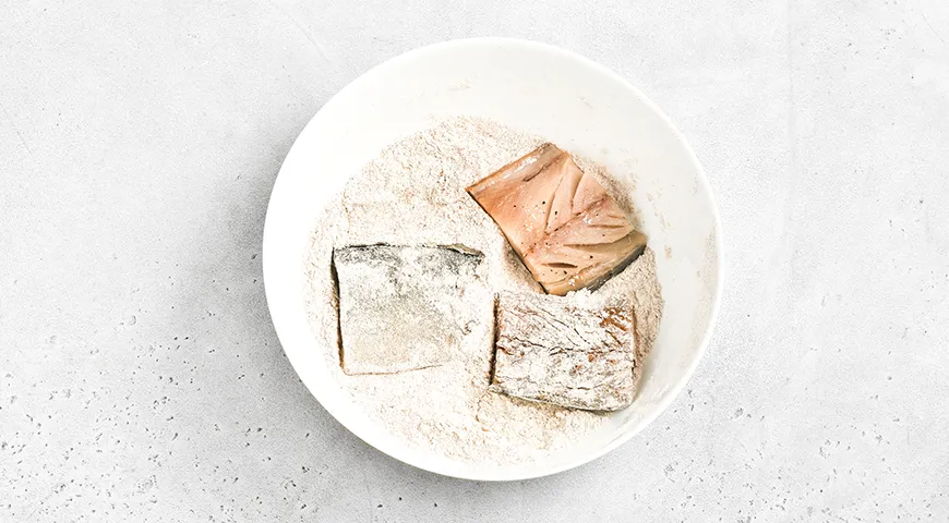 Тушеная скумбрия с овощами в сметане на сковороде