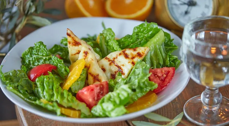 Зеленый салат латук с сыром халуми, апельсином и томатами, рецепт см. здесь