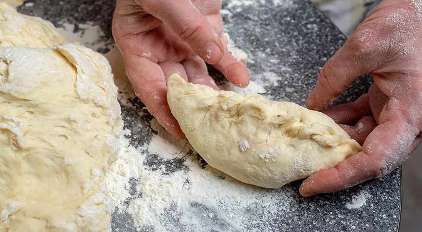 Защипывайте края сначала вдоль пирожка, затем слегка подверните их внутрь или сделайте так называемую «веревочку»