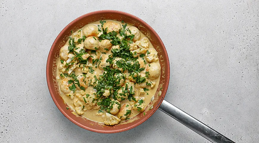 Карри с фрикадельками и цветной капустой