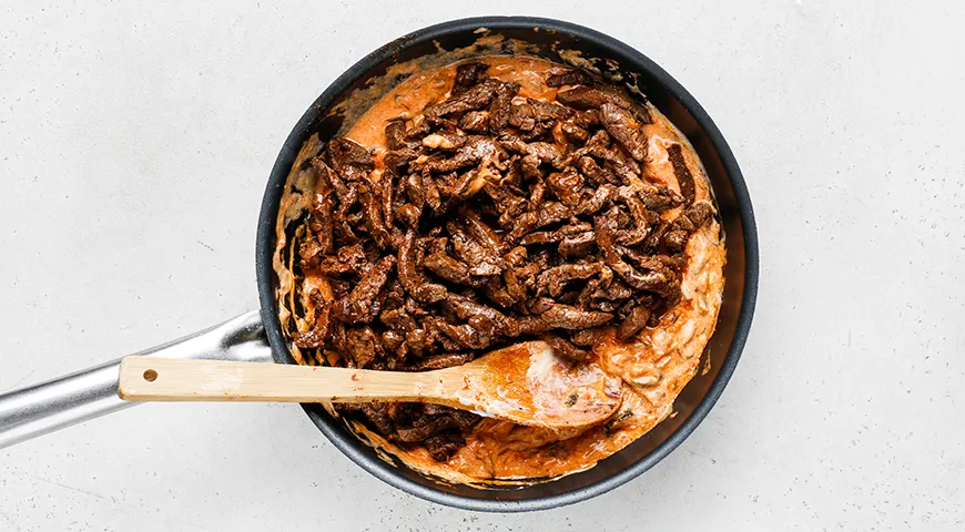 Бефстроганов из говядины с солеными огурцами и сметаной