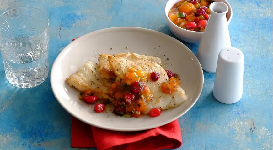 Палтус с сальсой из хурмы и клюквы