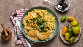 Куриное филе со сметаной и морковкой на сковороде