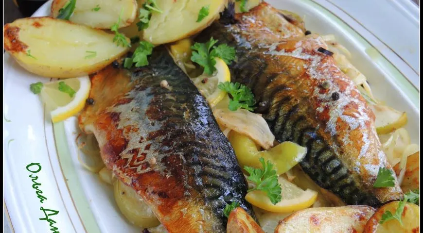 Вкусные блюда из рыбы. Горбуша с картошкой в духовке. Рыба в духовке в фольге. Рыбные блюда в духовке. Скумбрия сибас.