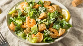Салат Цезарь с креветками и сухариками