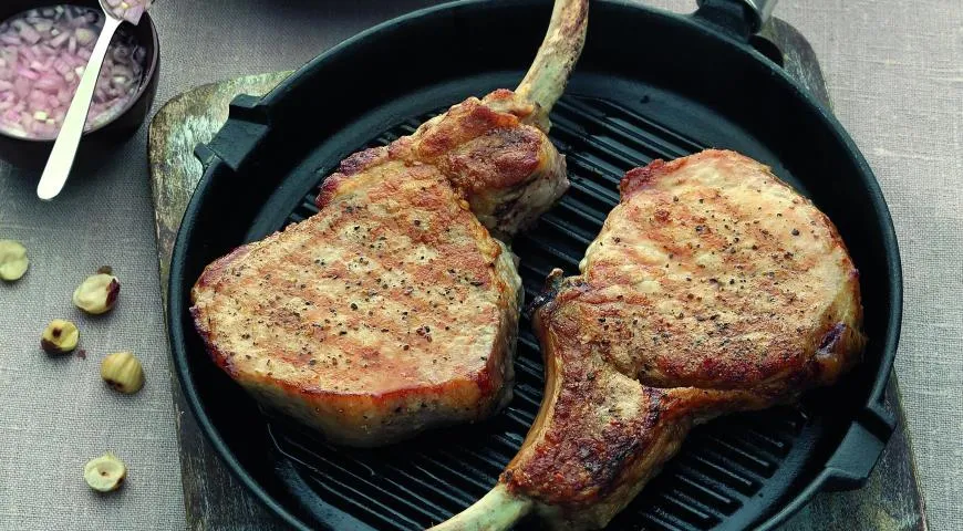 Свиные котлеты с салатом из груш и орехов