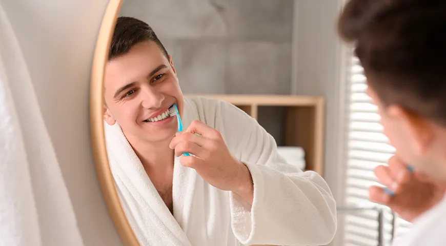 Чистка в течение 2–3 минут с акцентом на языке и щеках помогает убрать запах чеснока