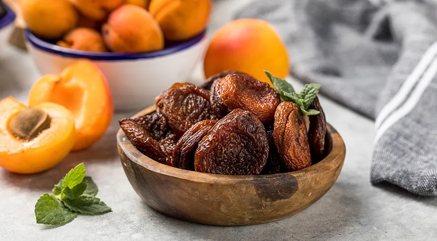 Медики советуют съедать по 5 штук сушеных абрикосов в день