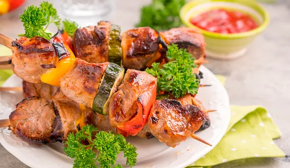 Шашлык из свинины в кефирном маринаде: с дымком, зеленью и щепоткой лета