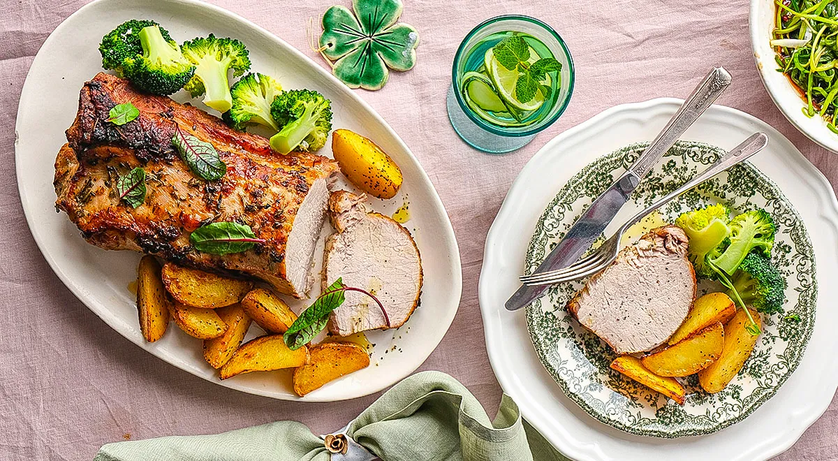 Свиная корейка с лимоном и травами