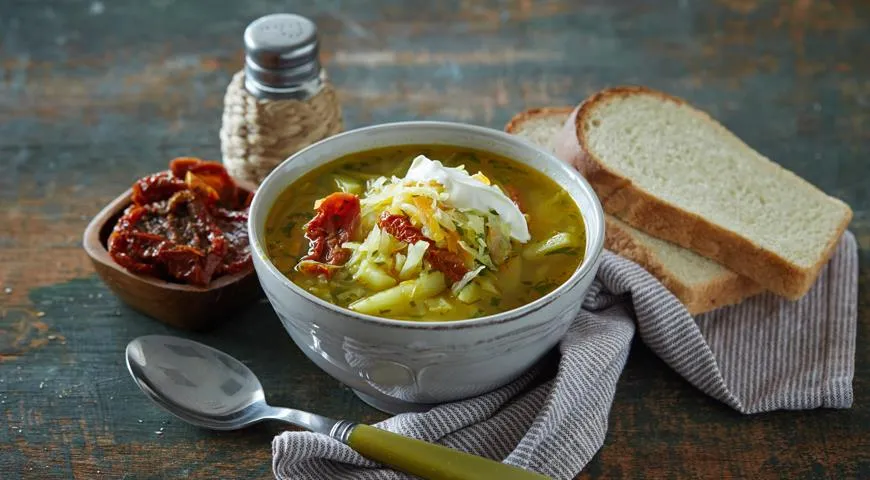 Щи вегетарианские со свежей капустой и вялеными помидорами